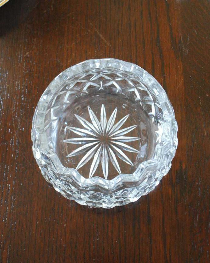 アンティーク 雑貨のガラス小物　アンティーク雑貨　ふちどりのカッティングもカワイイ小さなガラスボウル（アンティークプレスドグラス）。上から見るとこんな感じです。(pg-5487)
