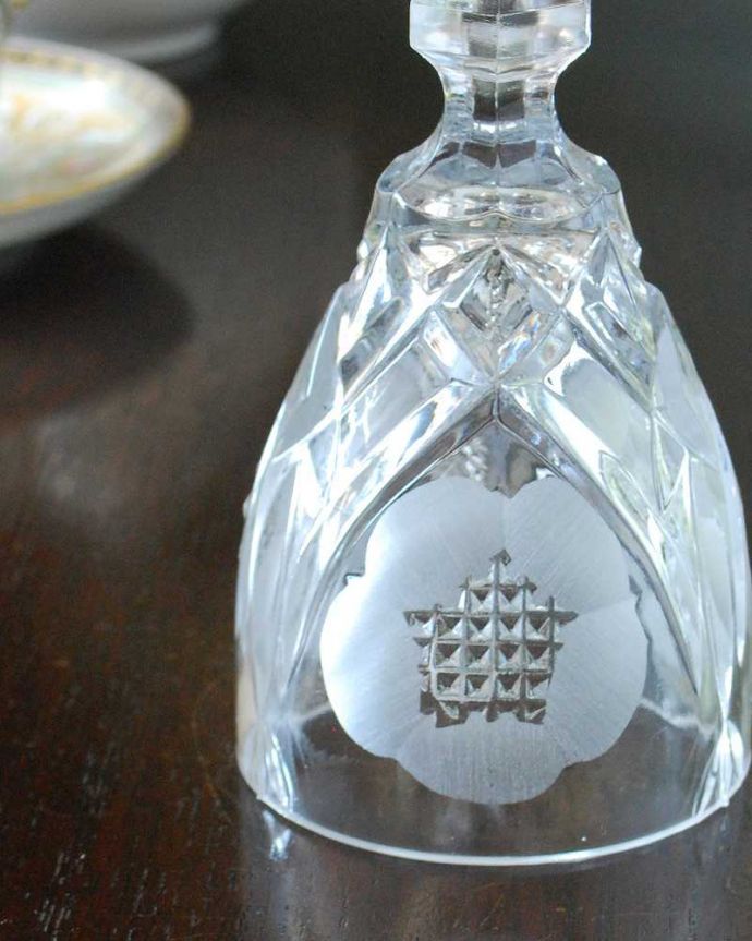 アンティーク 雑貨のガラス小物　アンティーク雑貨　お花のカッティングが可愛い、英国アンティークプレスドグラス（ガラスベル）。装飾も美しいガラスで出来たベル使用人を呼ぶために日常的に使われていたベル。(pg-5490)