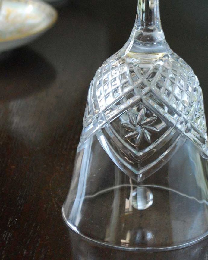 アンティーク 雑貨のガラス小物　アンティーク雑貨　輝きが美しいクリアガラスのディナーベル、イギリス輸入のアンティークプレスドグラス。装飾も美しいガラスで出来たベル使用人を呼ぶために日常的に使われていたベル。(pg-5492)