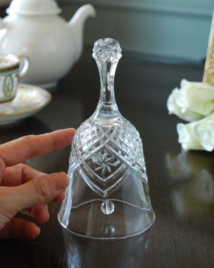 アンティーク 雑貨のガラス小物　アンティーク雑貨　輝きが美しいクリアガラスのディナーベル、イギリス輸入のアンティークプレスドグラス。大きさはこれくらいですいろんな場所に置いて使われていただけあって、大きさもいろいろ。(pg-5492)