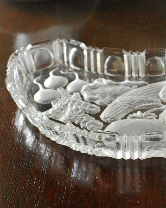 アンティーク 雑貨のガラス小物　アンティーク雑貨　可愛い野菜たちがデザインされた、三日月形の可愛いアンティークプレスドグラス（お皿/プレート）。食事の時間を楽しく過ごすために作られた器貴重だったガラスがプレスドグラスの発達によって気軽に手に入るようになった時代に作られたテーブルウェア。(pg-5496)
