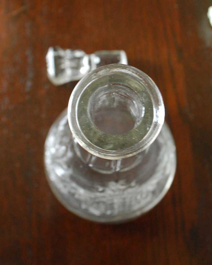 アンティーク 雑貨のガラス小物　アンティーク雑貨　フルーツモチーフのカッティングが可愛いアンティーク プレスドグラス(デカンタ)。上から見るとこんな感じです。(pg-5499)