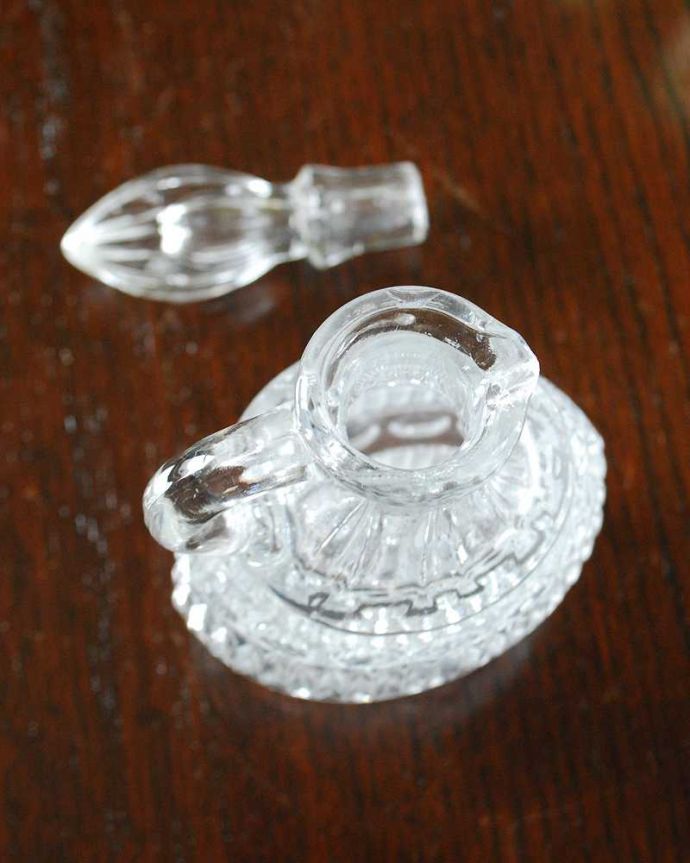 アンティーク 雑貨のガラス小物　アンティーク雑貨　コロンと丸いフォルムが女性らしいアンティークプレスドグラスのデカンタ。上から見るとこんな感じです。(pg-5504)
