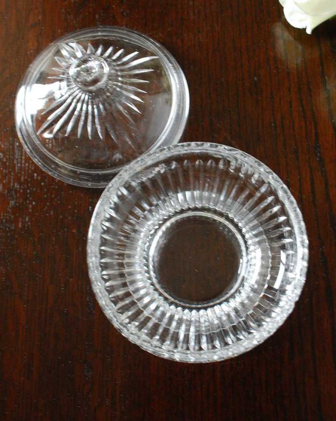 アンティーク 雑貨のガラス小物　アンティーク雑貨　イギリス輸入のフタ付きアンティークガラスケース（アンティークプレスドグラス）。上から見るとこんな感じアンティークなので多少のキズや欠けがある場合がありますが、使用上問題はありませんのでご了承下さい。(pg-5517)