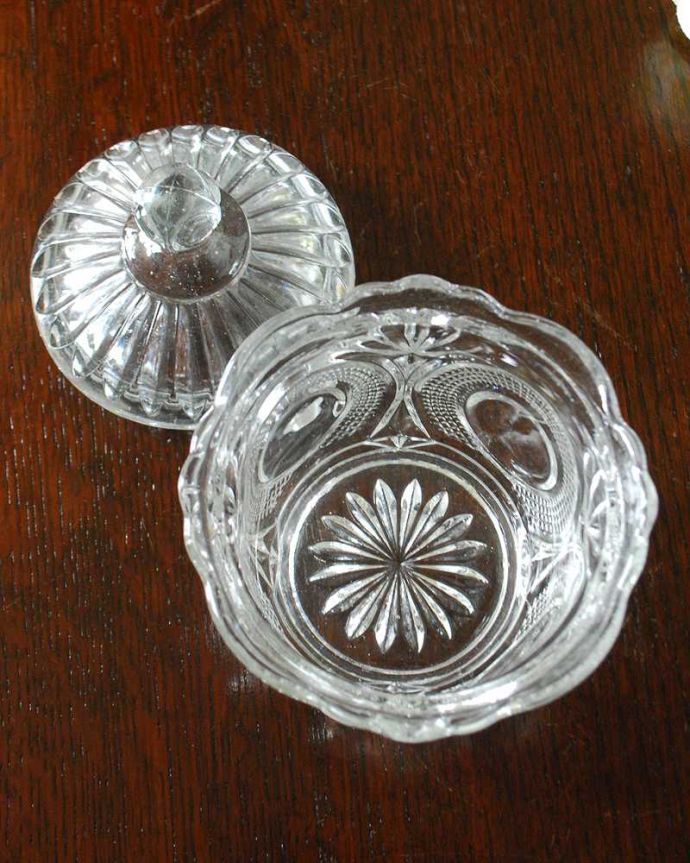 アンティーク 雑貨のガラス小物　アンティーク雑貨　どこから見ても煌めくガラスケース、美しいアンティークプレスドグラス。上から見るとこんな感じアンティークなので多少のキズや欠けがある場合がありますが、使用上問題はありませんのでご了承下さい。(pg-5522)