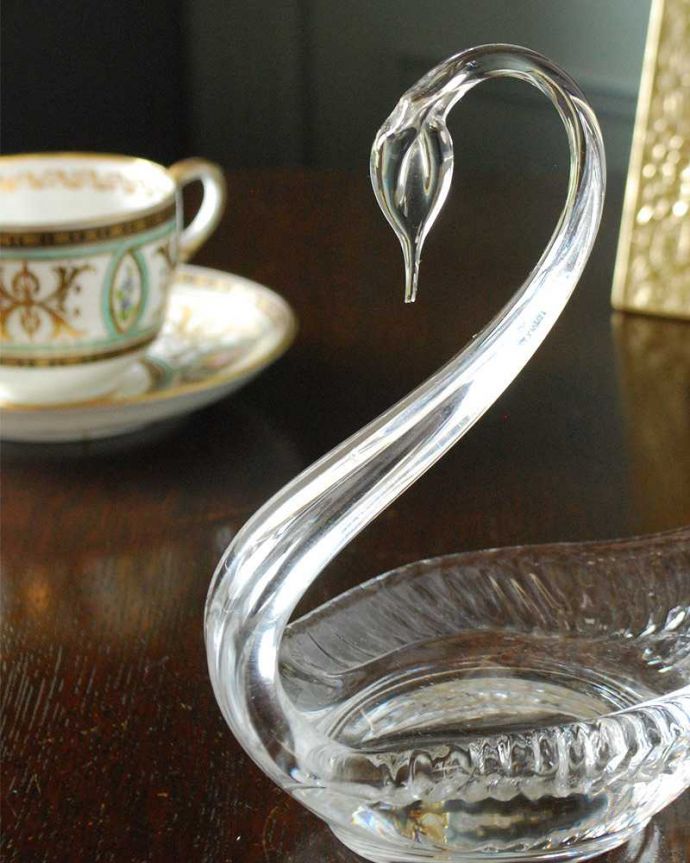 アンティーク 雑貨のガラス小物　アンティーク雑貨　美しいガラスのスワン（白鳥）のオブジェ、アンティークプレスドグラス。大切にされてきた白鳥のモチーフとっても美しい白鳥の形をしたプレスドグラス。(pg-5529)
