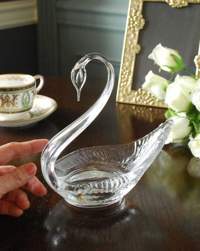 アンティーク 雑貨のガラス小物　アンティーク雑貨　美しいガラスのスワン（白鳥）のオブジェ、アンティークプレスドグラス。大きさはこれくらいですコレクションしたくなるくらい、いろんなサイズのものがあります。(pg-5529)