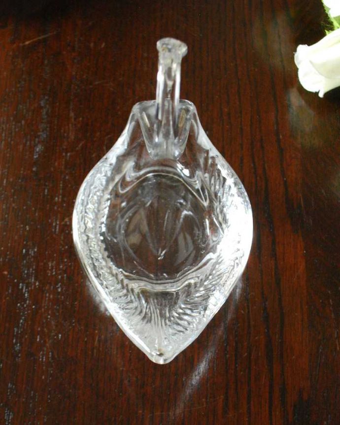 アンティーク 雑貨のガラス小物　アンティーク雑貨　美しいガラスのスワン（白鳥）のオブジェ、アンティークプレスドグラス。上から見るとこんな感じです。(pg-5529)