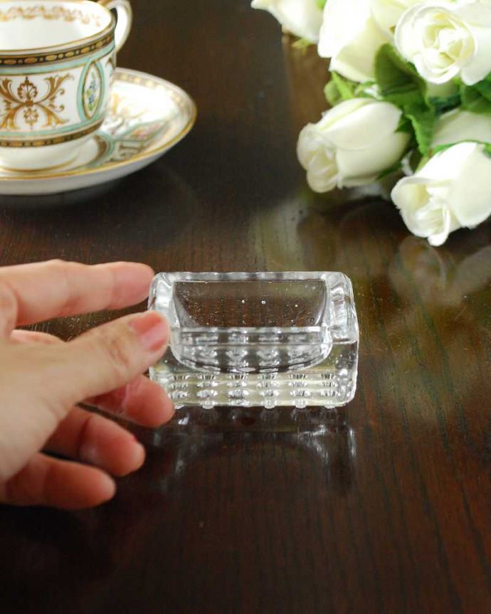 アンティーク 雑貨のガラス小物　アンティーク雑貨　小さくて可愛いガラスの器、アンティークプレスドグラスのスパイスボウル。使う度に、なんだかワクワク食事の時間が楽しくなっちゃう美しいデザイン。(pg-5537)
