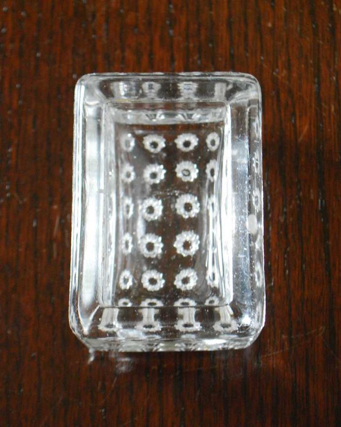 アンティーク 雑貨のガラス小物　アンティーク雑貨　小さくて可愛いガラスの器、アンティークプレスドグラスのスパイスボウル。上から見るとこんな形アンティークなので多少のキズやカケがある場合はありますが、使用上問題はありませんのでご了承下さい。(pg-5537)