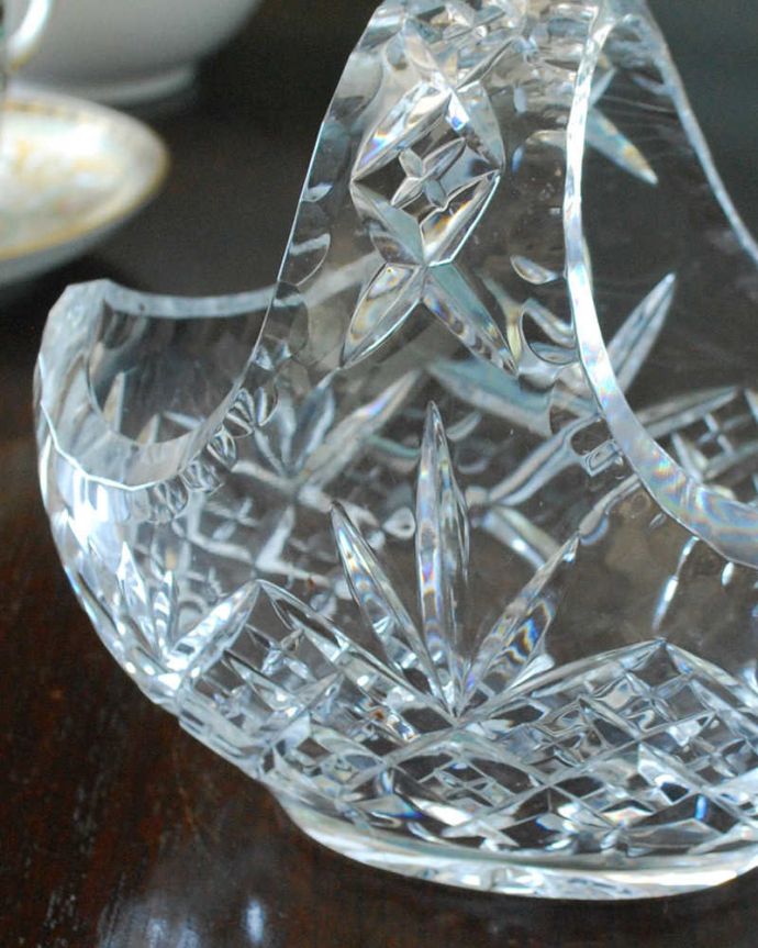 アンティーク 雑貨のガラス小物　アンティーク雑貨　アンティークのインテリア雑貨、ディスプレイにもピッタリなガラスバスケット（プレスドグラス） 。ガラスで出来た持ち手付きの可愛いバスケット見ているだけで可愛いバスケットの形をしたアンティークのプレスドグラス。(pg-5542)