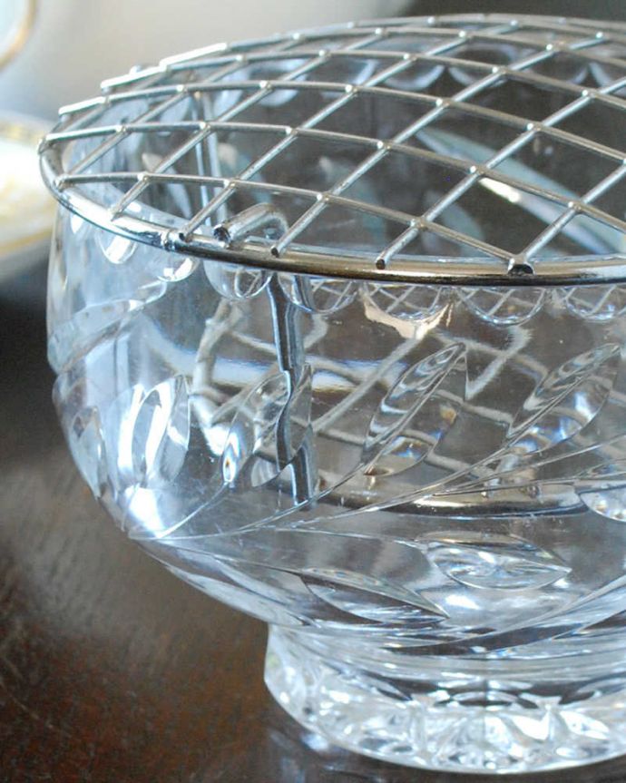アンティーク 雑貨のガラス小物　アンティーク雑貨　リーフのカッティングが美しい花留め付きのフラワーベース（ガラスボウル）アンティークプレスドグラス。見つかったらラッキー☆フラワーベース現代では見かける網目の蓋が付いたプレスドグラスのフラワーベース。(pg-5543)
