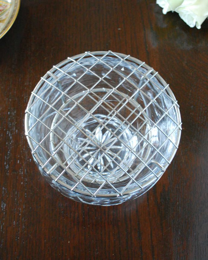 アンティーク 雑貨のガラス小物　アンティーク雑貨　リーフのカッティングが美しい花留め付きのフラワーベース（ガラスボウル）アンティークプレスドグラス。上から見ると蓋は取り外しが出来るから取り扱いもラクです。(pg-5543)