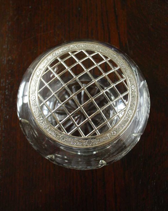 アンティーク 雑貨のガラス小物　アンティーク雑貨　イギリスで見つけたフラワーベース花留め付き、アンティークプレスドグラス （花器）。上から見ると蓋は取り外しが出来るから取り扱いもラクです。(pg-5544)