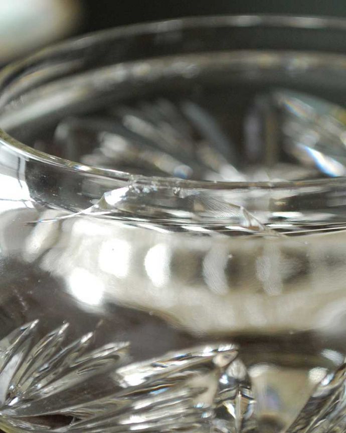 アンティーク 雑貨のガラス小物　アンティーク雑貨　イギリスで見つけたフラワーベース花留め付き、アンティークプレスドグラス （花器）。カケがあるのでSALE価格ですカケがありました。(pg-5544)