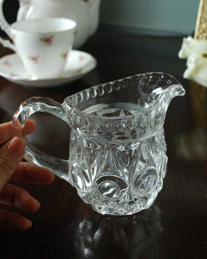 アンティーク 雑貨のガラス小物　アンティーク雑貨　縁から持ち手まで美しいカッティングのミルクポット、アンティークプレスドグラス。持ち手もしっかり付いています昔と同じようにミルクを入れて使うのはもちろん使い方は自由自在。(pg-5547)