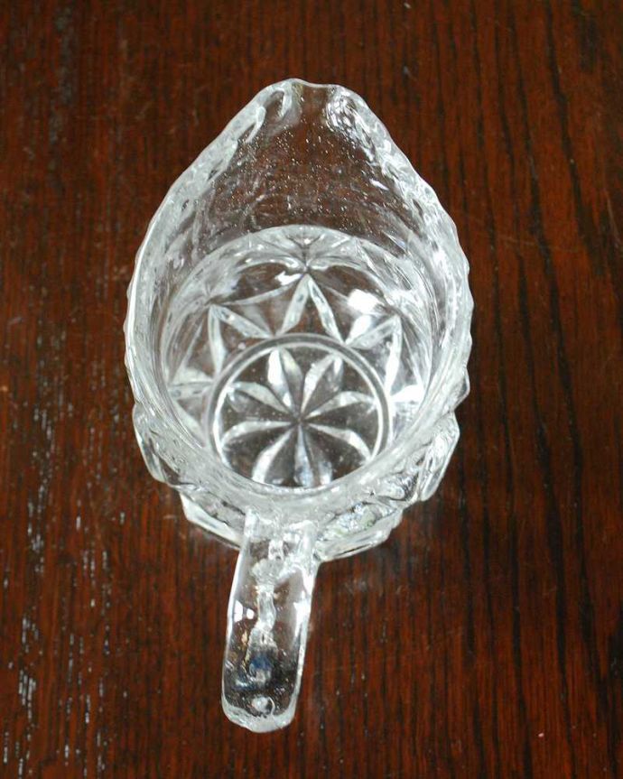 アンティーク 雑貨のガラス小物　アンティーク雑貨　縁から持ち手まで美しいカッティングのミルクポット、アンティークプレスドグラス。上から見るとこんな感じです。(pg-5547)