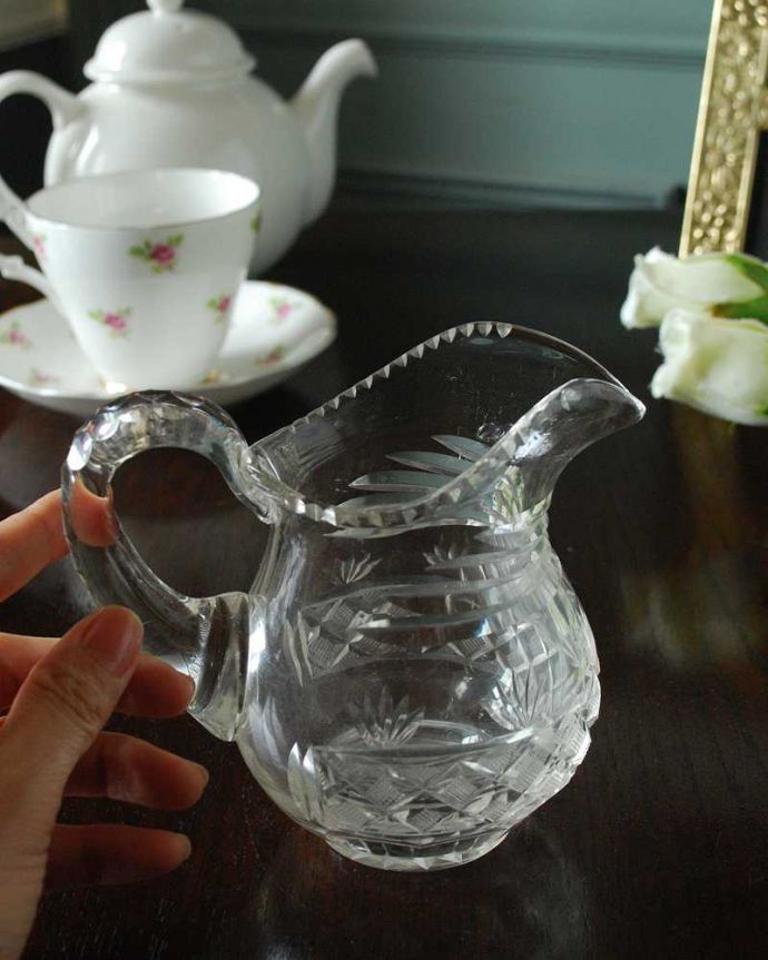アンティーク 雑貨のガラス小物　アンティーク雑貨　縁から取っ手まで美しいカッティングのミルクポット　プレスドグラス。持ち手もしっかり付いています昔と同じようにミルクを入れて使うのはもちろん使い方は自由自在。(pg-5548)