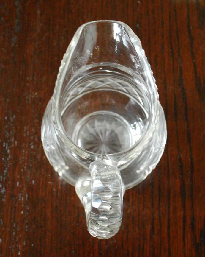 アンティーク 雑貨のガラス小物　アンティーク雑貨　縁から取っ手まで美しいカッティングのミルクポット　プレスドグラス。上から見るとこんな感じです。(pg-5548)