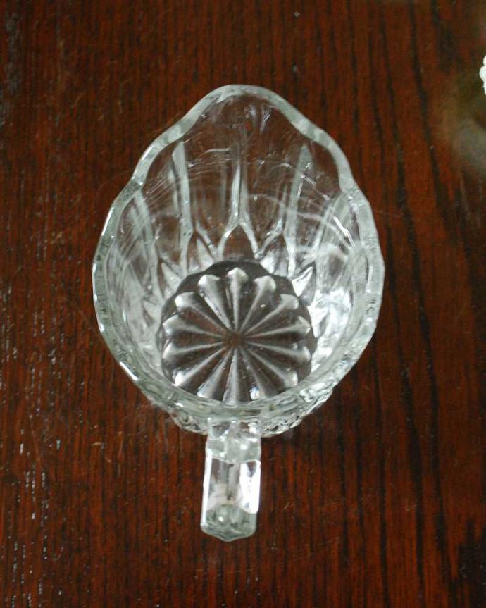 アンティーク 雑貨のガラス小物　アンティーク雑貨　ティータイムが優雅になる小さなガラスピッチャー、アンティークミルクポット（プレスドグラス）。上から見るとこんな感じです。(pg-5551)