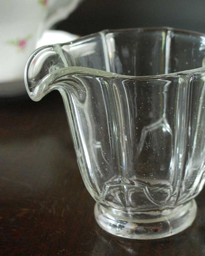 アンティーク 雑貨のガラス小物　アンティーク雑貨　アンティーク プレスドグラス 、ティータイムが楽しくなるガラスのミルクポット。お茶の時間に欠かせないミルクピッチャーミルクティーが大好きな英国人が作ったガラスのミルクピッチャーは、たっぷりミルクが注げるようにサイズが大きめです。(pg-5552)