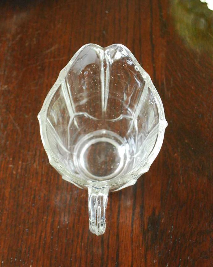 アンティーク 雑貨のガラス小物　アンティーク雑貨　アンティーク プレスドグラス 、ティータイムが楽しくなるガラスのミルクポット。上から見るとこんな感じです。(pg-5552)