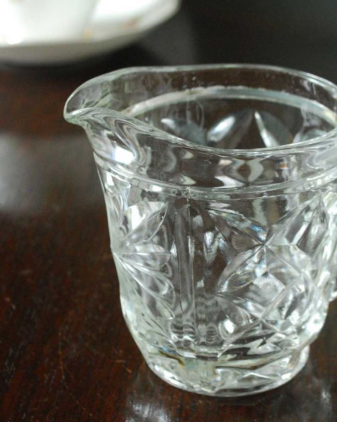 アンティーク 雑貨のガラス小物　アンティーク雑貨　アンティーク プレスドグラス 、ティータイムが楽しくなるガラスのミルクポット。お茶の時間に欠かせないミルクピッチャーミルクティーが大好きな英国人が作ったガラスのミルクピッチャーは、たっぷりミルクが注げるようにサイズが大きめです。(pg-5553)
