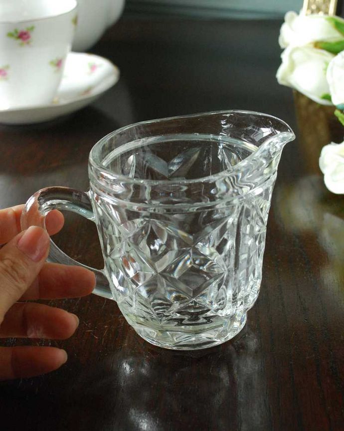 アンティーク 雑貨のガラス小物　アンティーク雑貨　アンティーク プレスドグラス 、ティータイムが楽しくなるガラスのミルクポット。持ち手もしっかり付いています昔と同じようにミルクを入れて使うのはもちろん使い方は自由自在。(pg-5553)