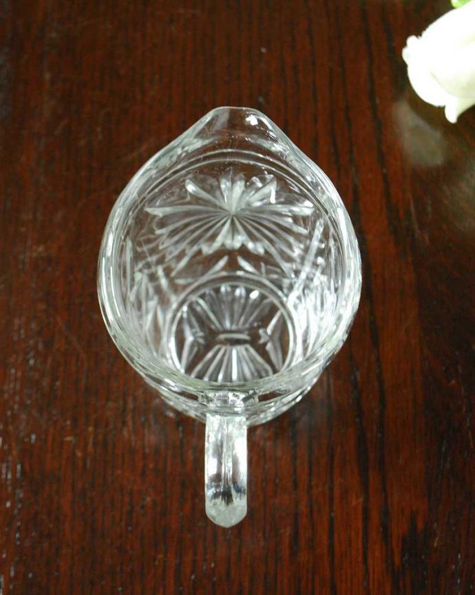 アンティーク 雑貨のガラス小物　アンティーク雑貨　アンティーク プレスドグラス 、ティータイムが楽しくなるガラスのミルクポット。上から見るとこんな感じです。(pg-5553)