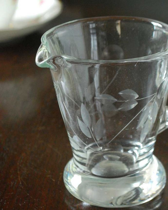 アンティーク 雑貨のガラス小物　アンティーク雑貨　リーフが美しいアンティークプレスドグラス、クリアガラスのミルクポット。お茶の時間に欠かせないミルクピッチャーミルクティーが大好きな英国人が作ったガラスのミルクピッチャーは、たっぷりミルクが注げるようにサイズが大きめです。(pg-5554)