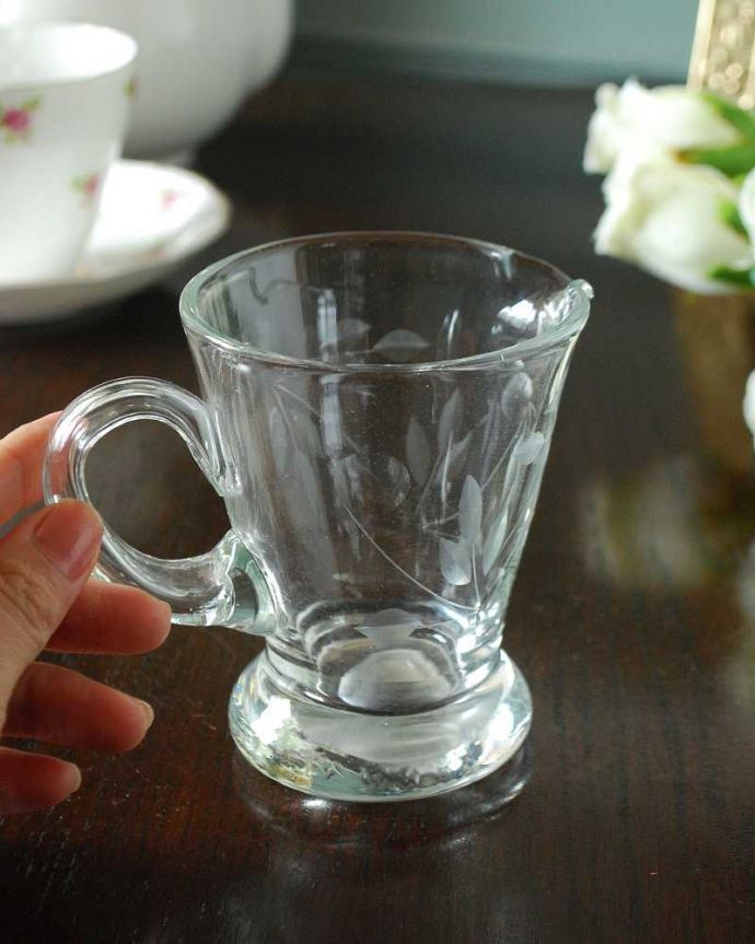 アンティーク 雑貨のガラス小物　アンティーク雑貨　リーフが美しいアンティークプレスドグラス、クリアガラスのミルクポット。持ち手もしっかり付いています昔と同じようにミルクを入れて使うのはもちろん使い方は自由自在。(pg-5554)