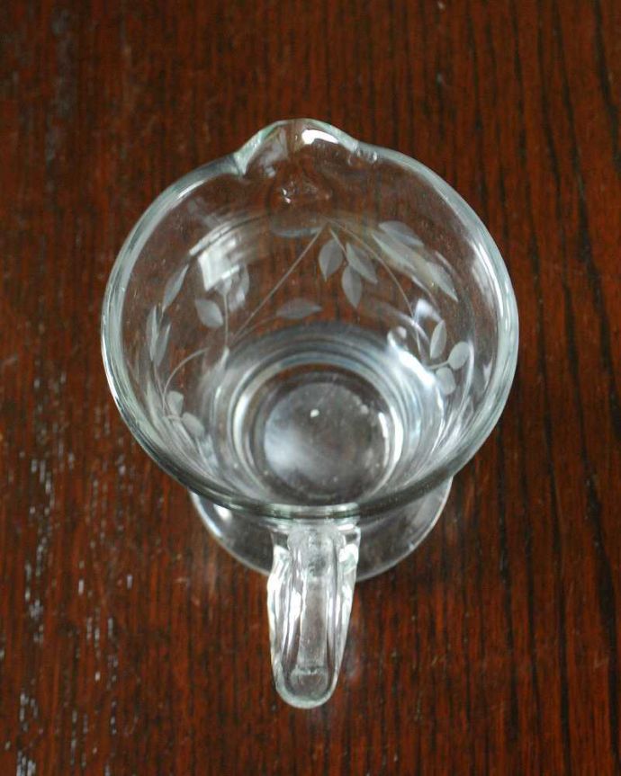 アンティーク 雑貨のガラス小物　アンティーク雑貨　リーフが美しいアンティークプレスドグラス、クリアガラスのミルクポット。上から見るとこんな感じです。(pg-5554)