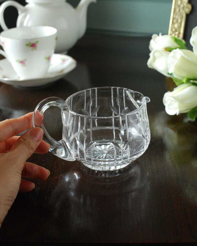 アンティーク 雑貨のガラス小物　アンティーク雑貨　ストライプ模様が可愛いガラスのミルクポット、アンティークのプレスドグラス。持ち手もしっかり付いています昔と同じようにミルクを入れて使うのはもちろん使い方は自由自在。(pg-5555)