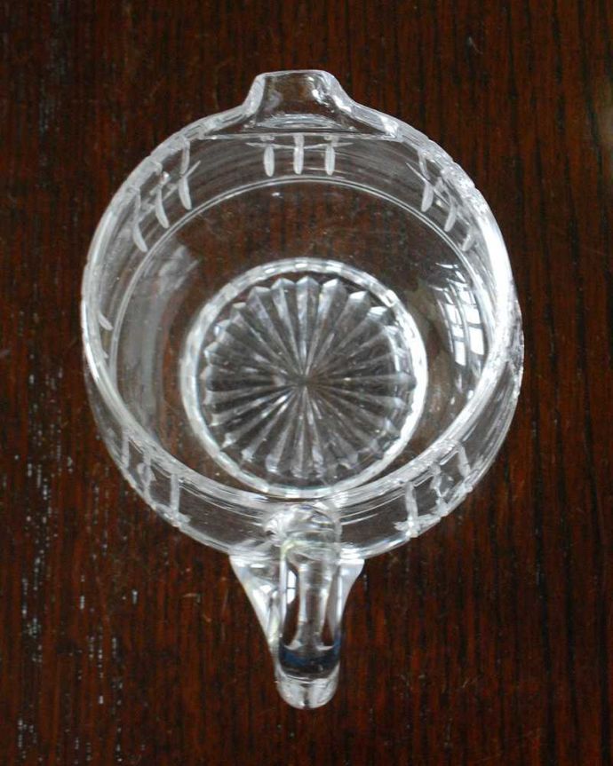 アンティーク 雑貨のガラス小物　アンティーク雑貨　ストライプ模様が可愛いガラスのミルクポット、アンティークのプレスドグラス。上から見るとこんな感じです。(pg-5555)
