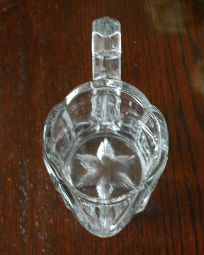 アンティーク 雑貨のガラス小物　アンティーク雑貨　食卓を華やかに飾る小さなガラスピッチャー、アンティークミルクポット（プレスドグラス）。上から見るとこんな感じです。(pg-5558)