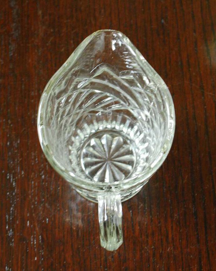 アンティーク 雑貨のガラス小物　アンティーク雑貨　ティータイムが華やかになるアンティークプレスドグラスのミルクポット（ミニピッチャー）。上から見るとこんな感じです。(pg-5560)