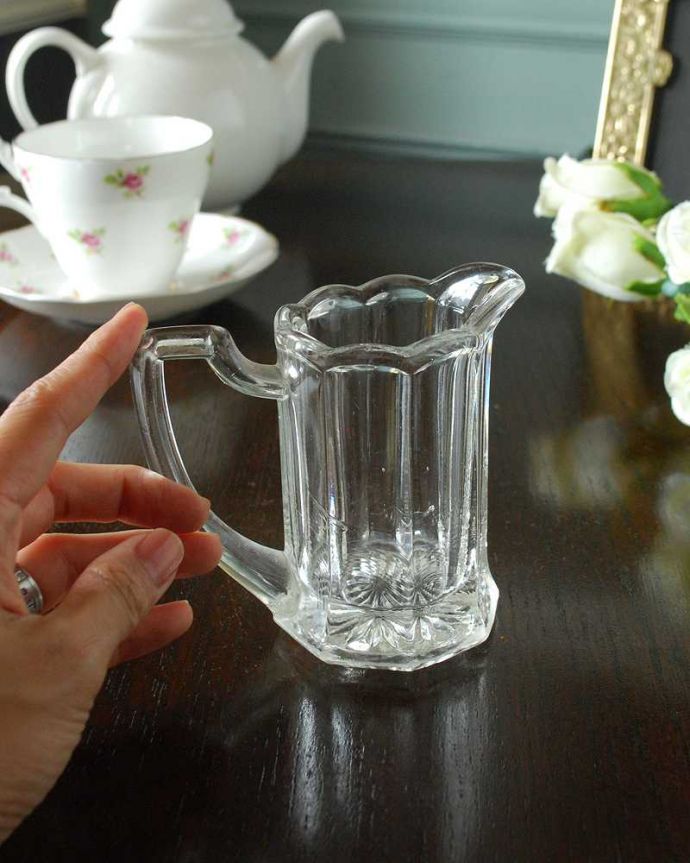 アンティーク 雑貨のガラス小物　アンティーク雑貨　イギリスで見つけたアンティークガラスのミルクポット（プレスドグラス）。持ち手もしっかり付いています昔と同じようにミルクを入れて使うのはもちろん使い方は自由自在。(pg-5561)