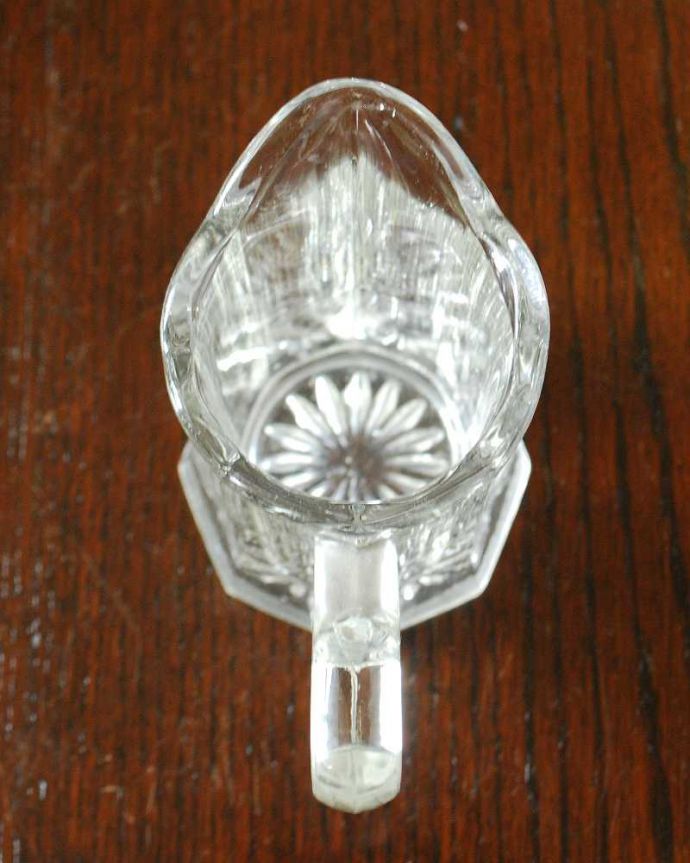 アンティーク 雑貨のガラス小物　アンティーク雑貨　イギリスで見つけたアンティークガラスのミルクポット（プレスドグラス）。上から見るとこんな感じです。(pg-5561)