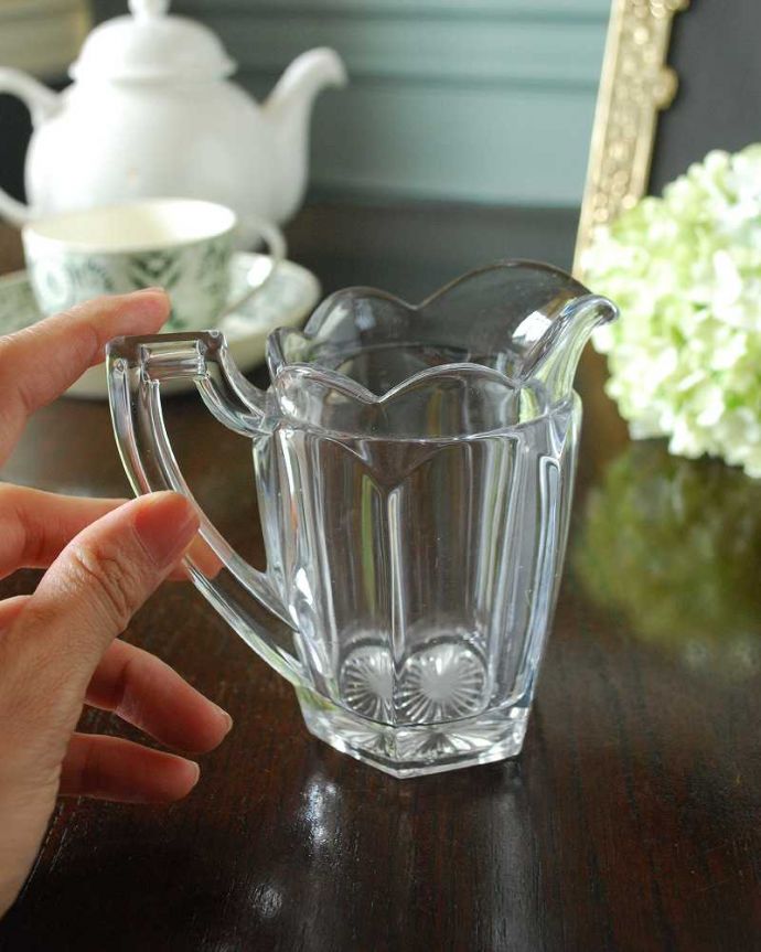 アンティーク 雑貨のガラス小物　アンティーク雑貨　透明感のある美しいアンティークプレスドグラス、ミルクポット(ピッチャー) 。持ち手もしっかり付いています昔と同じようにミルクを入れて使うのはもちろん使い方は自由自在。(pg-5562)
