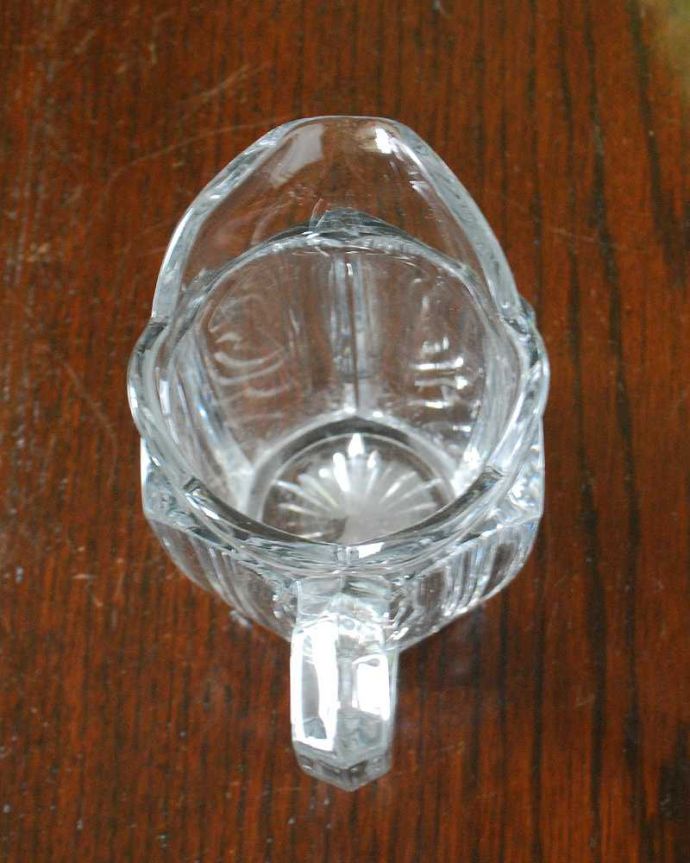 アンティーク 雑貨のガラス小物　アンティーク雑貨　透明感のある美しいアンティークプレスドグラス、ミルクポット(ピッチャー) 。上から見るとこんな感じです。(pg-5562)