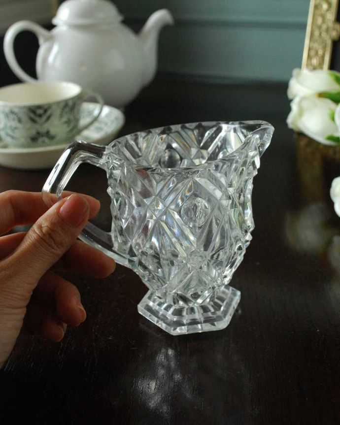 アンティーク 雑貨のガラス小物　アンティーク雑貨　ティータイムが楽しくなるガラスのミルクジャグ、アンティークプレスドグラス。持ち手もしっかり付いています昔と同じようにミルクを入れて使うのはもちろん使い方は自由自在。(pg-5563)
