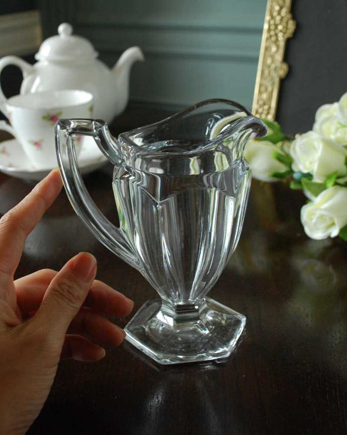 アンティーク 雑貨のガラス小物　アンティーク雑貨　ティータイムにピッタリなアンティークプレスドグラス（ミルクポット/小さなピッチャー） 。持ち手もしっかり付いています昔と同じようにミルクを入れて使うのはもちろん使い方は自由自在。(pg-5566)