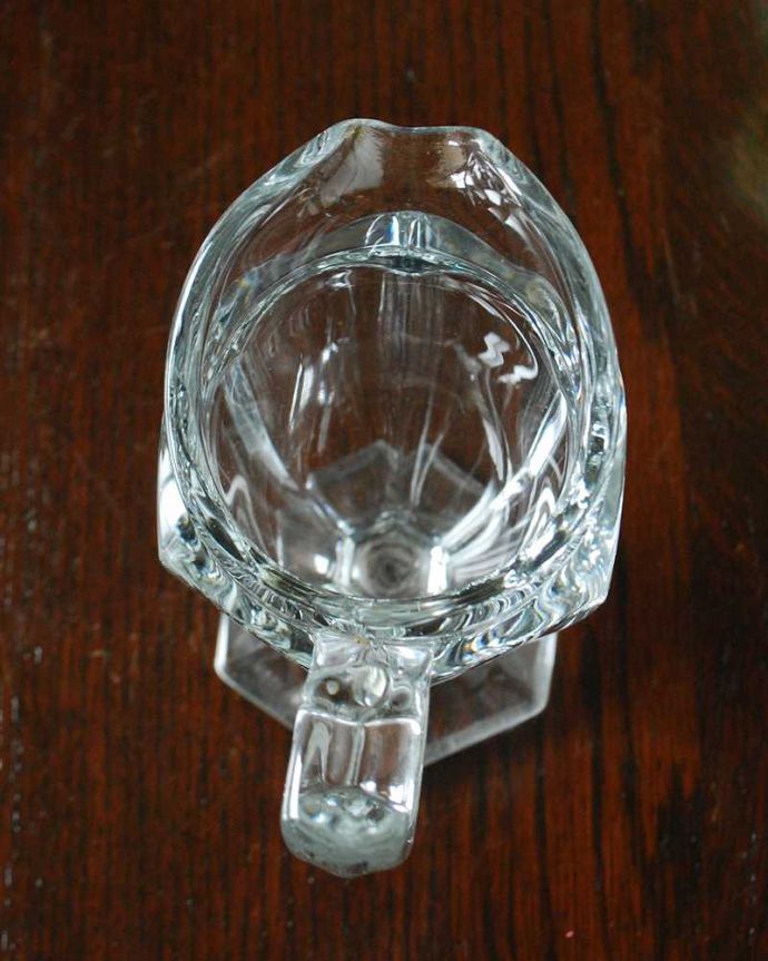 アンティーク 雑貨のガラス小物　アンティーク雑貨　ティータイムにピッタリなアンティークプレスドグラス（ミルクポット/小さなピッチャー） 。上から見るとこんな感じです。(pg-5566)