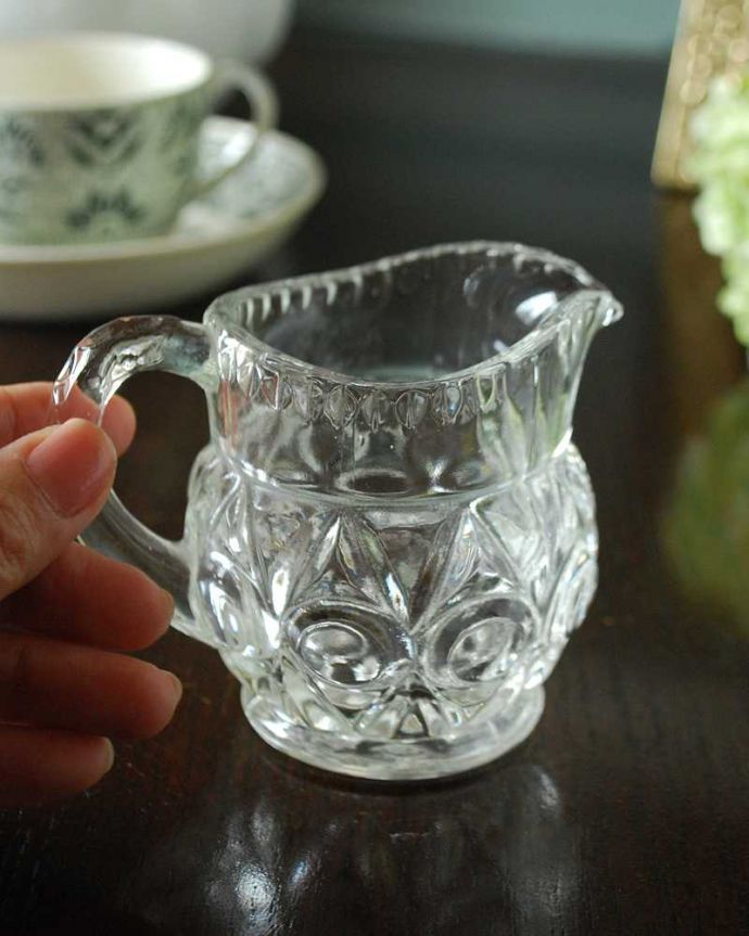 アンティーク 雑貨のガラス小物　アンティーク雑貨　縁どりがきらきら輝くアンティークガラスのミルクポット（プレスドグラス）。持ち手もしっかり付いています昔と同じようにミルクを入れて使うのはもちろん使い方は自由自在。(pg-5567)