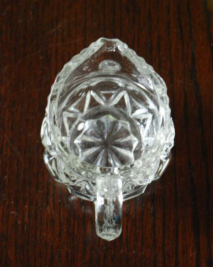 アンティーク 雑貨のガラス小物　アンティーク雑貨　縁どりがきらきら輝くアンティークガラスのミルクポット（プレスドグラス）。上から見るとこんな感じです。(pg-5567)