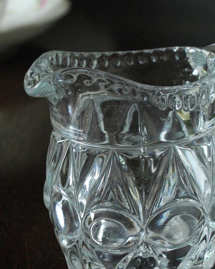 アンティーク 雑貨のガラス小物　アンティーク雑貨　縁どりがきらきら輝くアンティークガラスのミルクポット（プレスドグラス）。お茶の時間に欠かせないミルクピッチャーミルクティーが大好きな英国人が作ったガラスのミルクピッチャーは、たっぷりミルクが注げるようにサイズが大きめです。(pg-5568)