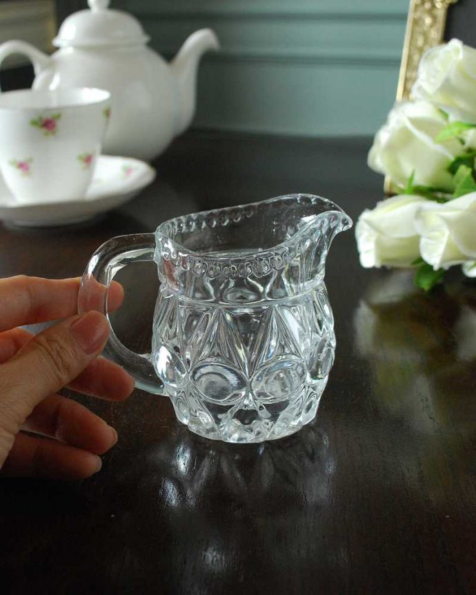 アンティーク 雑貨のガラス小物　アンティーク雑貨　縁どりがきらきら輝くアンティークガラスのミルクポット（プレスドグラス）。持ち手もしっかり付いています昔と同じようにミルクを入れて使うのはもちろん使い方は自由自在。(pg-5568)