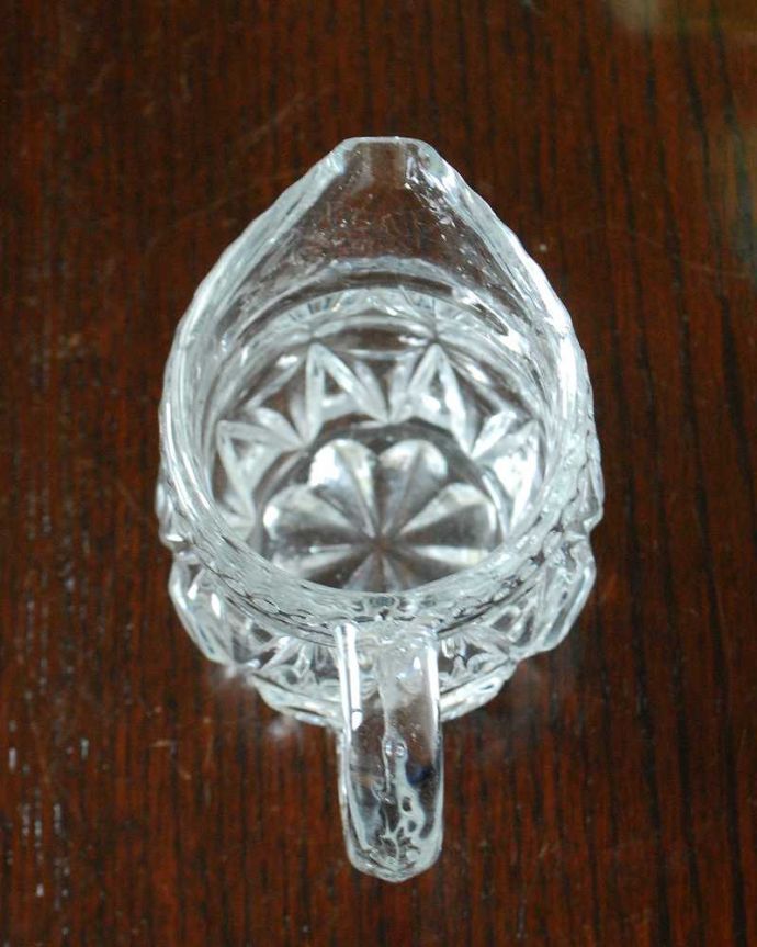アンティーク 雑貨のガラス小物　アンティーク雑貨　縁どりがきらきら輝くアンティークガラスのミルクポット（プレスドグラス）。上から見るとこんな感じです。(pg-5568)
