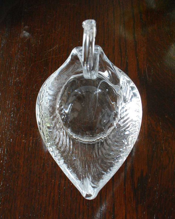 アンティーク 雑貨のガラス小物　アンティーク雑貨　泳ぐ姿も美しいスワン（白鳥）のアンティーク プレスドグラス（オブジェ）。上から見るとこんな感じです。(pg-5579)