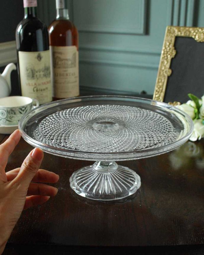 アンティーク 雑貨のガラス小物　アンティーク雑貨　テーブルを華やかにしてくれるガラスのケーキスタンド（アンティークプレスドグラス）。たっぷり乗せて使えますホールケーキが丸ごと１台乗せれる大きさ。(pg-5585)